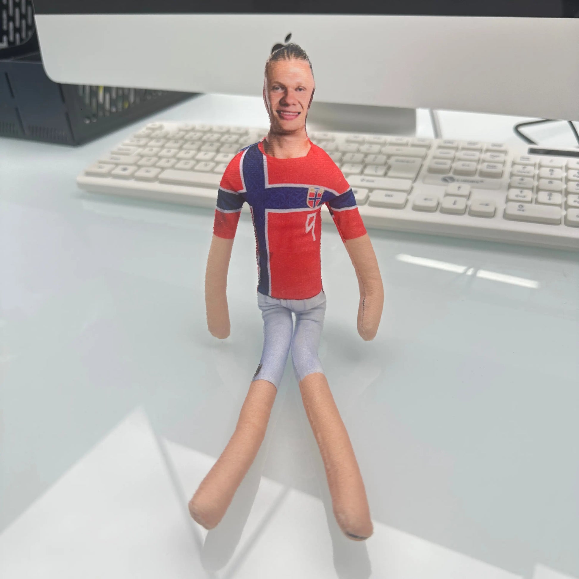 Poseable Soccer Player Plush Doll – Abstract Jointed Soft Figure Toy for Room Decor, Desk Display & Funny Gift for Football Fans
